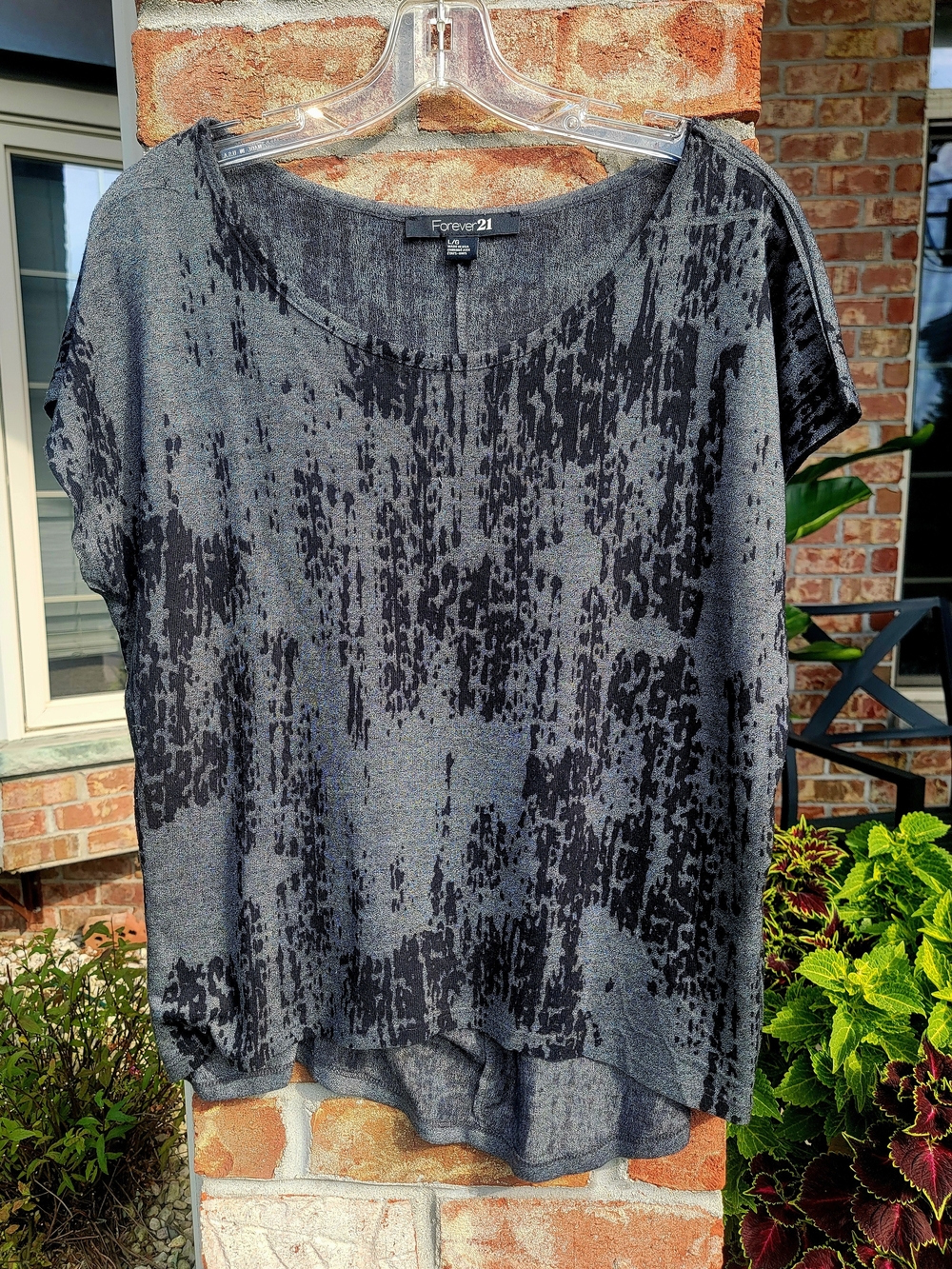 Women's Forever 21 Black and Gray Short Sleeve Scoop Neck Top